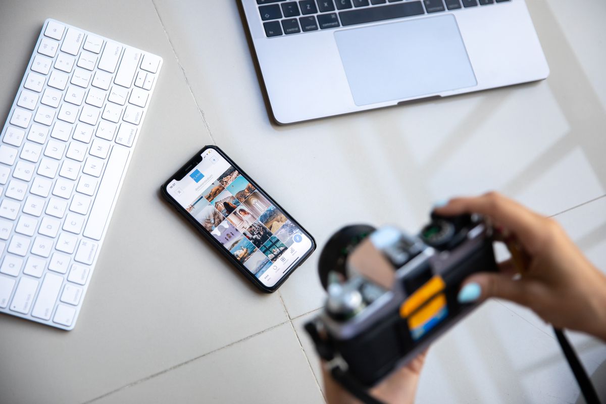 Person bedient ein Smartphone — typischer Ablauf bei der eSIM-Einrichtung