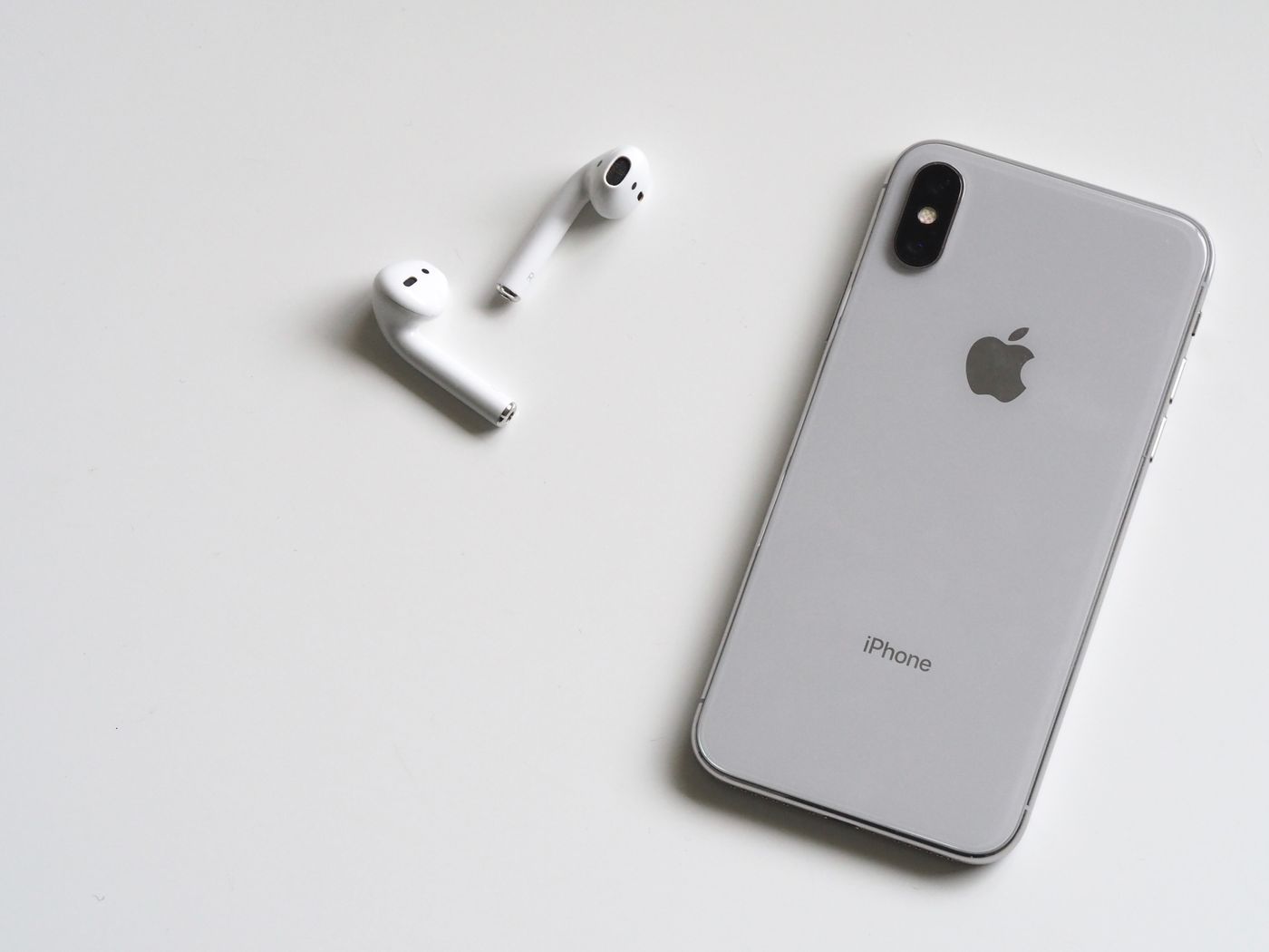 Smartphone auf einem Tisch — Symbol für digitale eSIM-Aktivierung