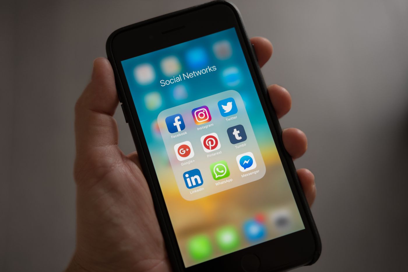 Smartphone in der Hand — Symbol für den Wechsel oder die Kündigung des Handytarifs
